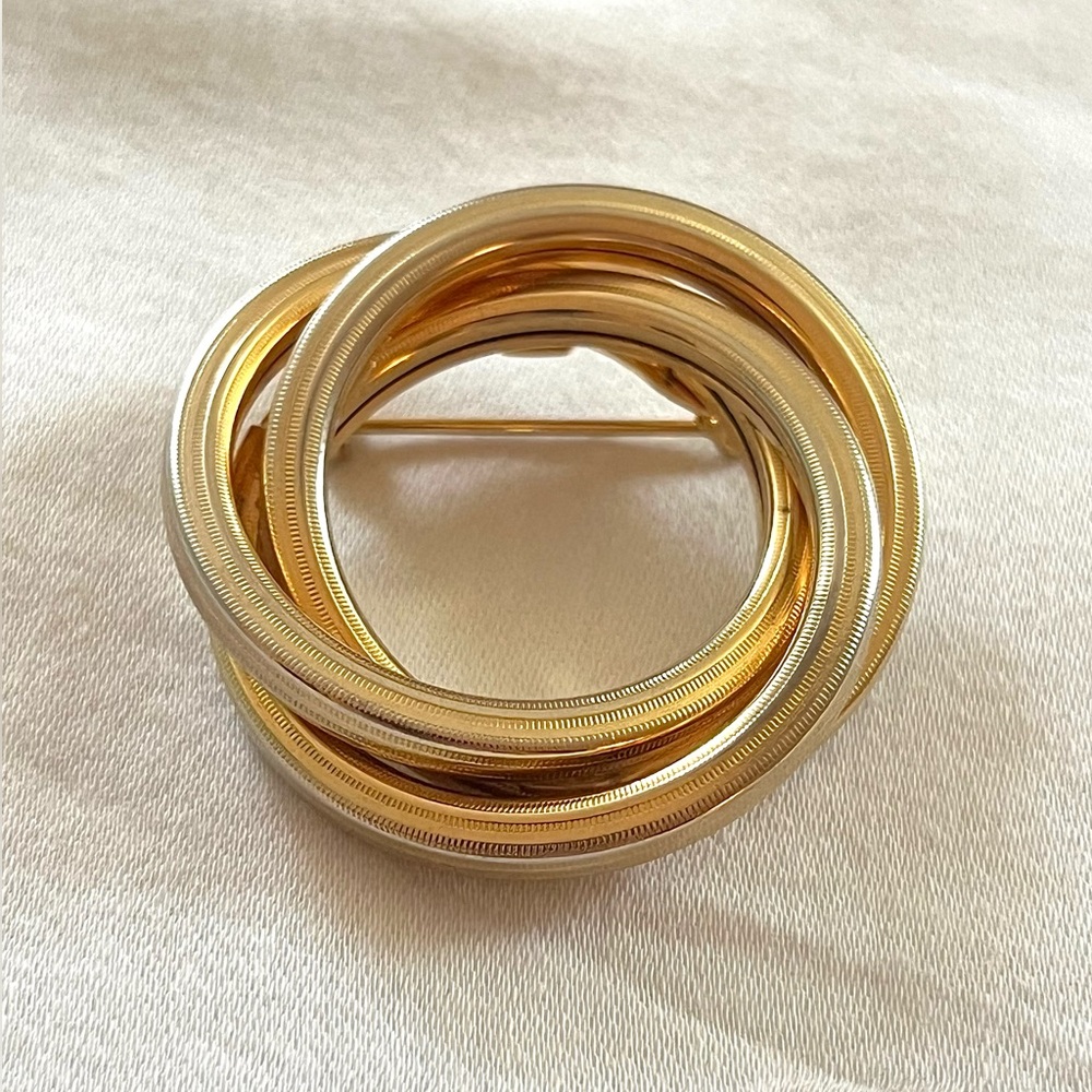 Triple Circle Vintage Gold Tone Brooch with a Roll Over Clasp 1.75”D EUC